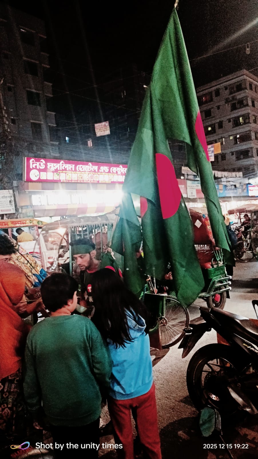 বিজয় দিবসে ,জাতীয় পতাকা কিনতে দেখা যায় শিশু কিশোরদের