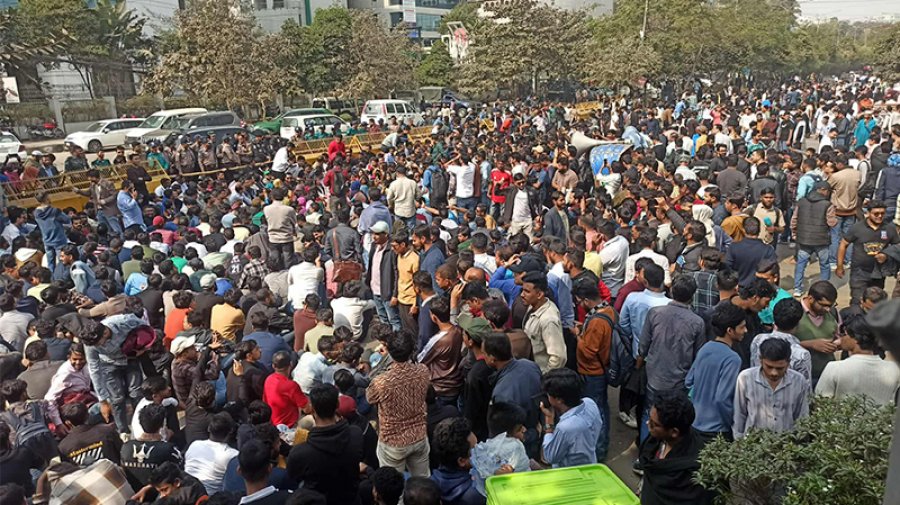 আগারগাঁওয়ে
নির্বাচন কমিশনের সামনে বিক্ষোভ করছেন ছাত্রদলের নেতা–কর্মীরা