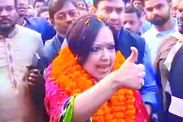  নির্বাহী ম্যাজিস্ট্রেটের সঙ্গে রুমিন ফারহানার বাগবিতণ্ডার একটি ভিডিও সামাজিক যোগাযোগমাধ্যমে ছড়িয়ে পড়েছেছবি: ভিডিও থেকে সংগৃহীত