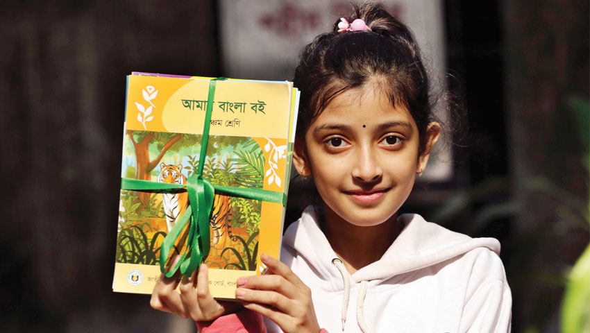 নতুন পাঠ্যবই হাতে শিক্ষার্থী । ছবি সংগৃহীত